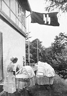 220px-Bundesarchiv_Bild_146-1973-010-11,_Schwester_in_einem_Lebensbornheim